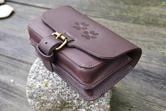 Ledergürteltasche Hundepfoten