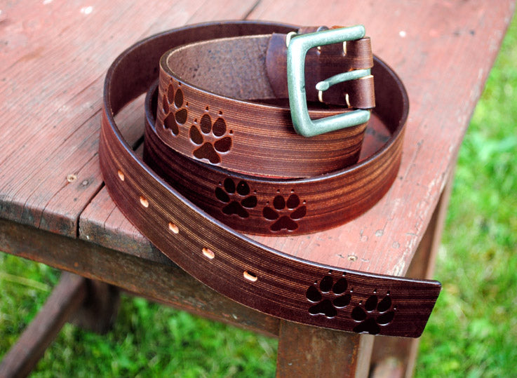 Ledergürtel mit Hundepfoten