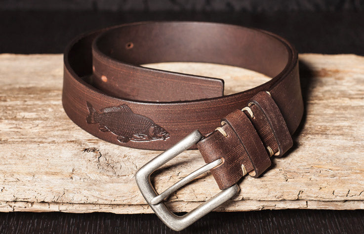 Ledergürtel für Angler mit Karpfen