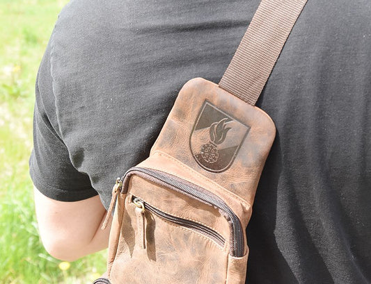 Leder Crossbody Tasche - Feuerwehr Emblem