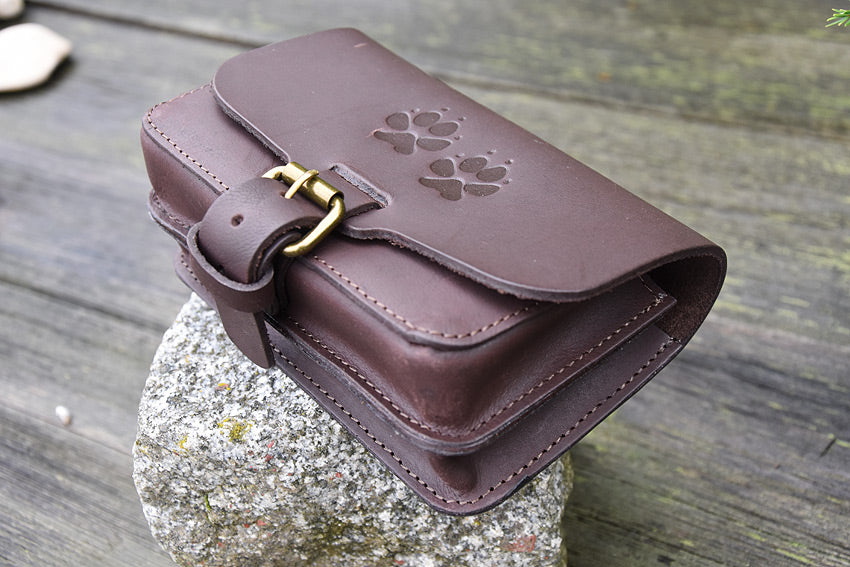Ledergürteltasche Hundepfoten