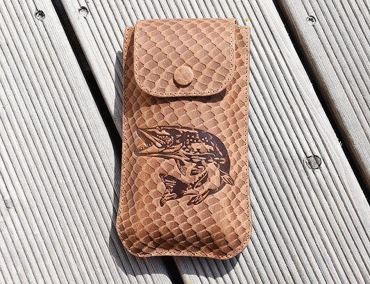 Brillenetui Angler Hecht auf Fischhaut