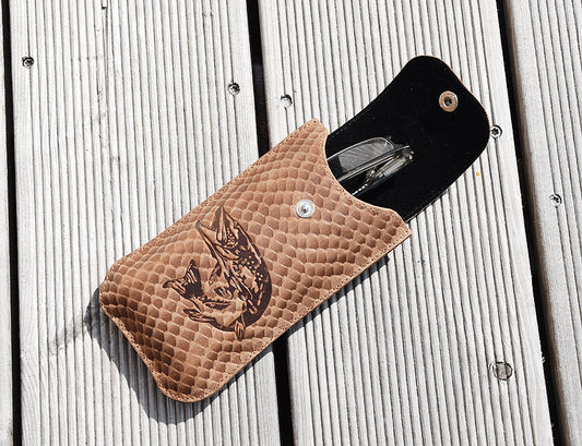 Brillenetui Angler Hecht auf Fischhaut